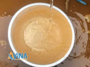 Hình ảnh nước bị vàng khi xả từ vòi