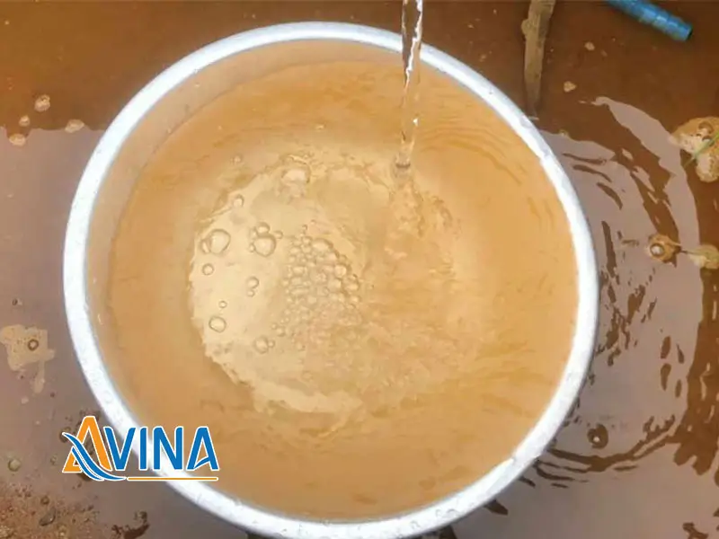 Hình ảnh nước giếng bị vàng khi xả từ vòi xuống Hình ảnh nước bị vàng khi xả từ vòi